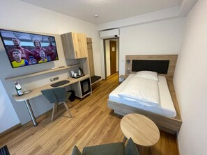 Single Room | In-room safe, blackout drapes, soundproofing, iron/ironing board - Hotel Wilms (Cologne)