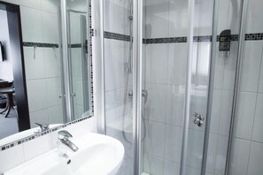 Badkamer | Een douche, een haardroger, handdoeken, zeep