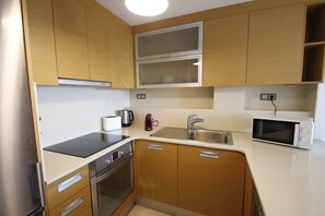 Kühlschrank, Mikrowelle, Ofen, Geschirrspüler