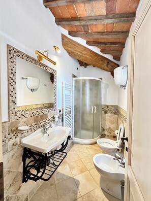 Hair dryer, bidet, towels, soap - La Pietra Dorata house with pool in the beautiful hills of Siena in Tuscany (Rapolano Terme)