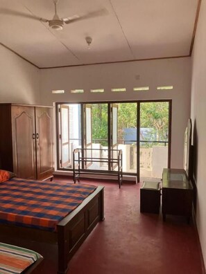 Economy House | Desk, iron/ironing board, bed sheets - Seth Villa (Matara)