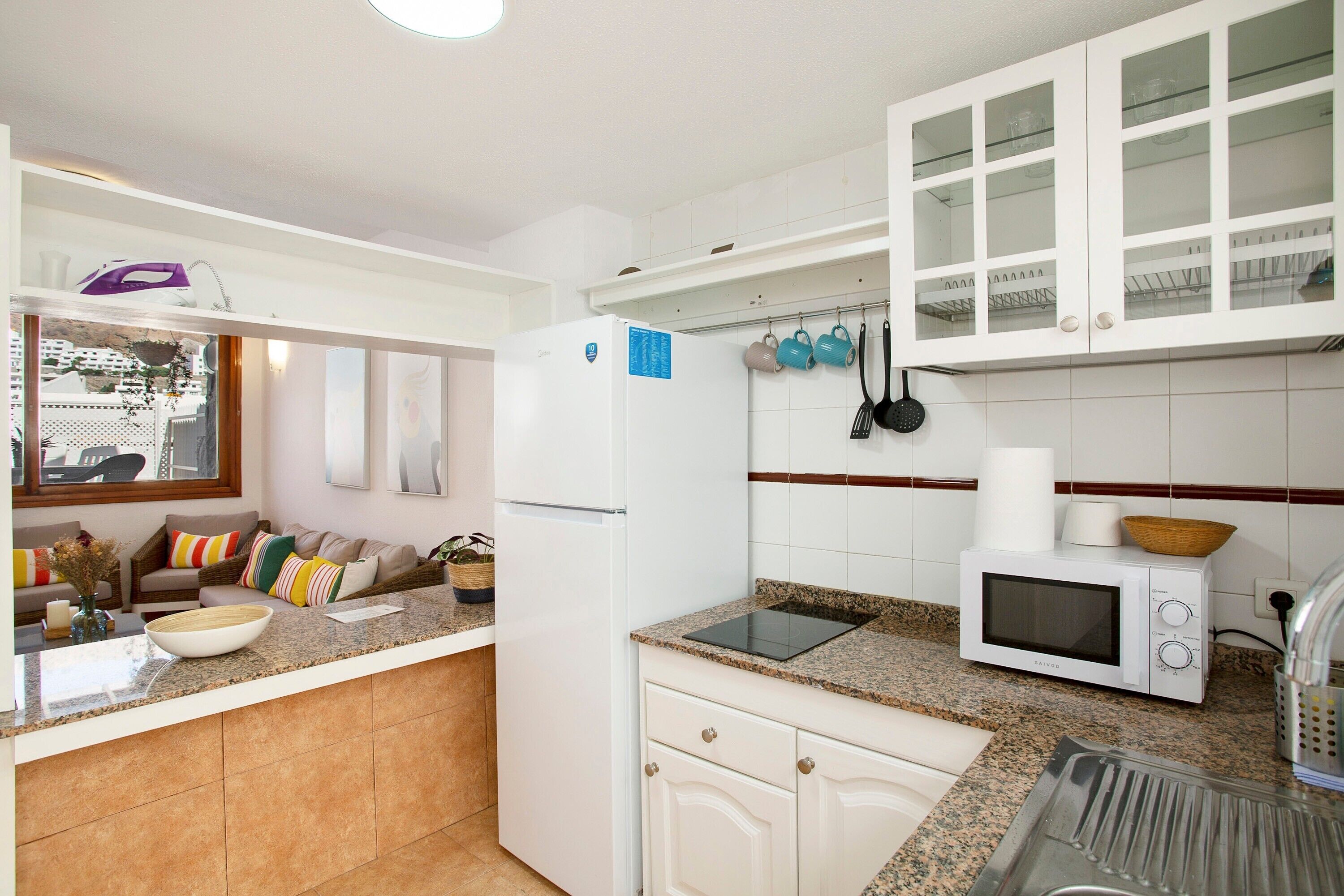 Réfrigérateur, micro-ondes, plaque de cuisson, cafetière/bouilloire