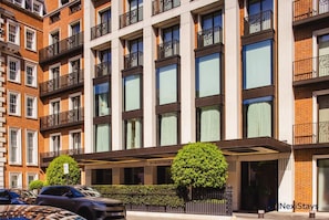 A multi-story hotel with a modern facade, featuring large windows and balconies. - 5 Mins Walk to Selfridges Mayfair Getaway (London)