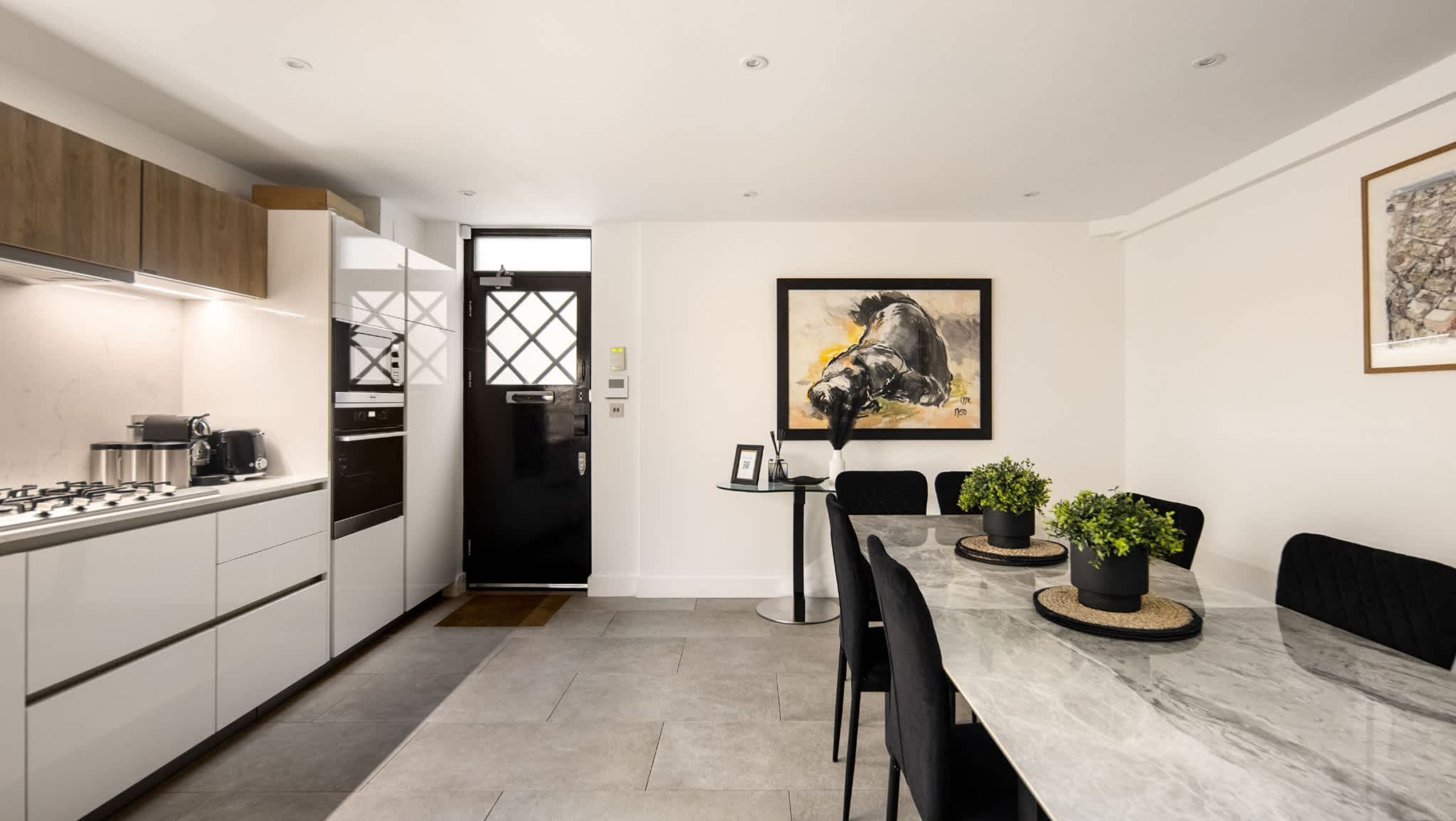 3 عدّة غرف نوم وخدمة الإنترنت