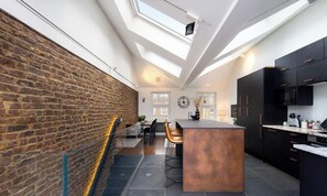 4 bedrooms, Internet - 1 Min Walk to Euston Station Luxury Townhouse (London)