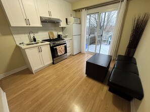 Een microgolfoven, een oven, een kookplaat