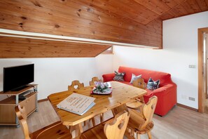 Interior - Apartment 'Campido' with Mountain View, Shared Garden and Balcony (Caviola)