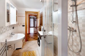 Een douche, een haardroger, handdoeken
