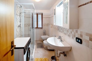 Ducha, secador de pelo y toallas