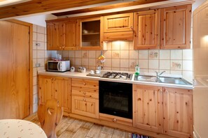 Microwave, oven, electric kettle, cookware/dishes/utensils - Apartment 'Campido' with Mountain View, Shared Garden and Balcony (Caviola)