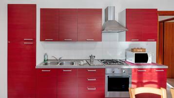 Microondas, horno, hervidor eléctrico y utensilios de cocina