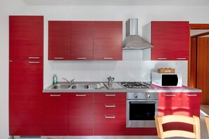 Microwave, oven, electric kettle, cookware/dishes/utensils - Apartment 'Sasedel' with Mountain View and Shared Garden (Caviola)