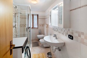 Ducha, secador de pelo y toallas