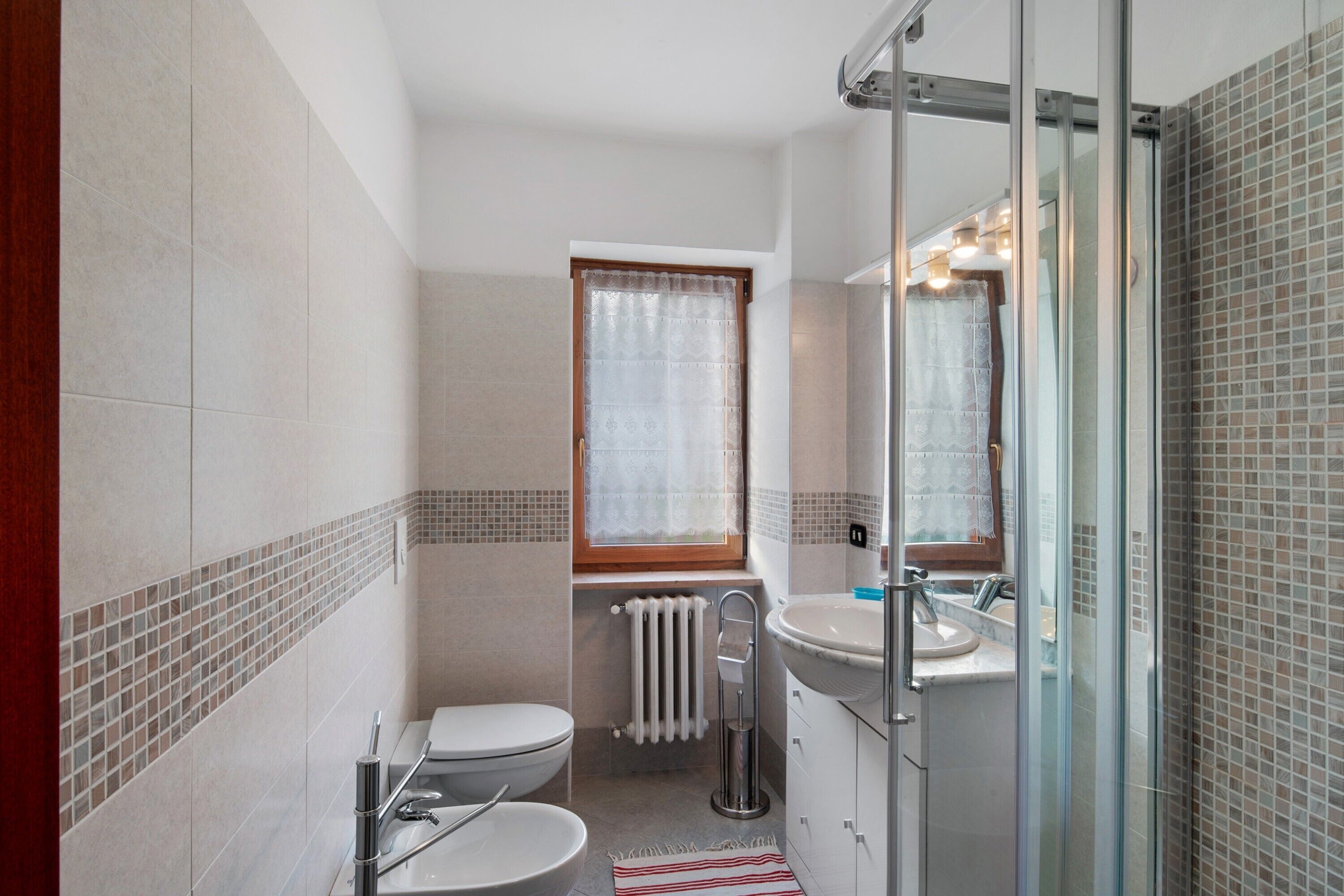 Een douche, een haardroger, handdoeken