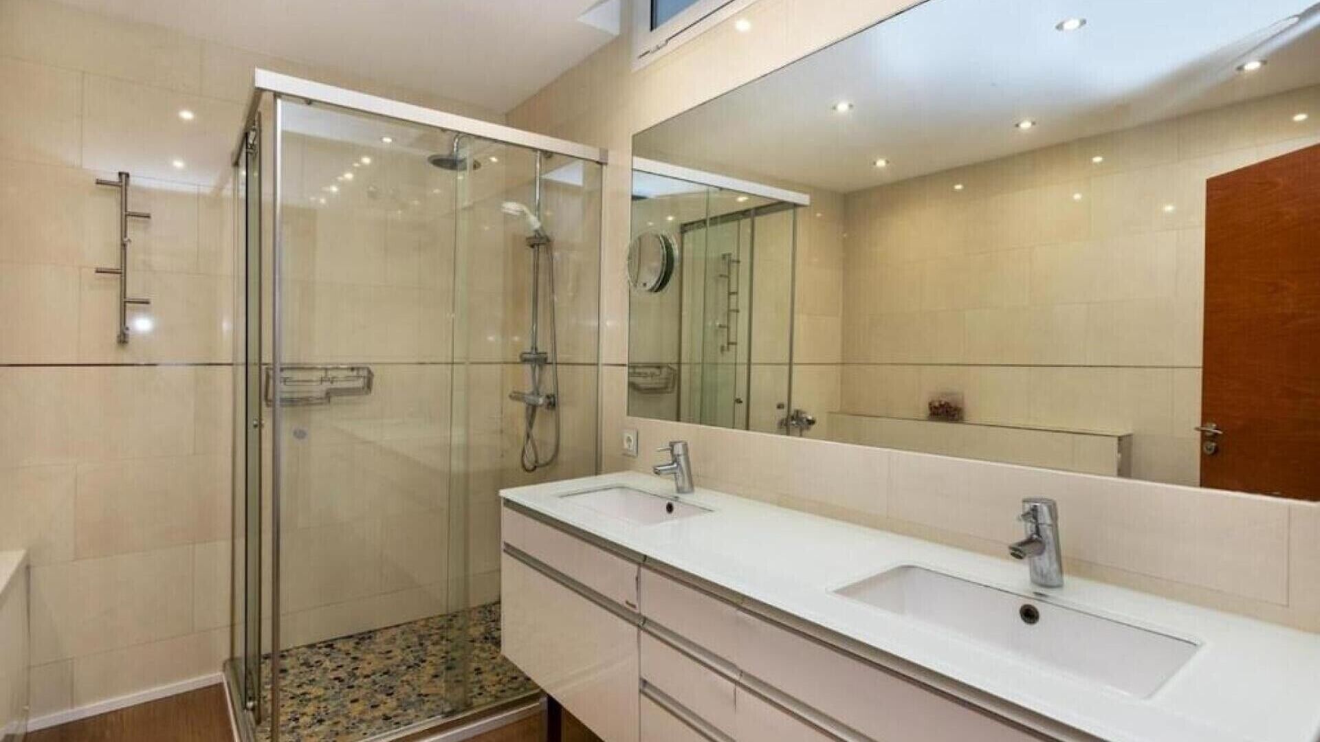 Shower, towels