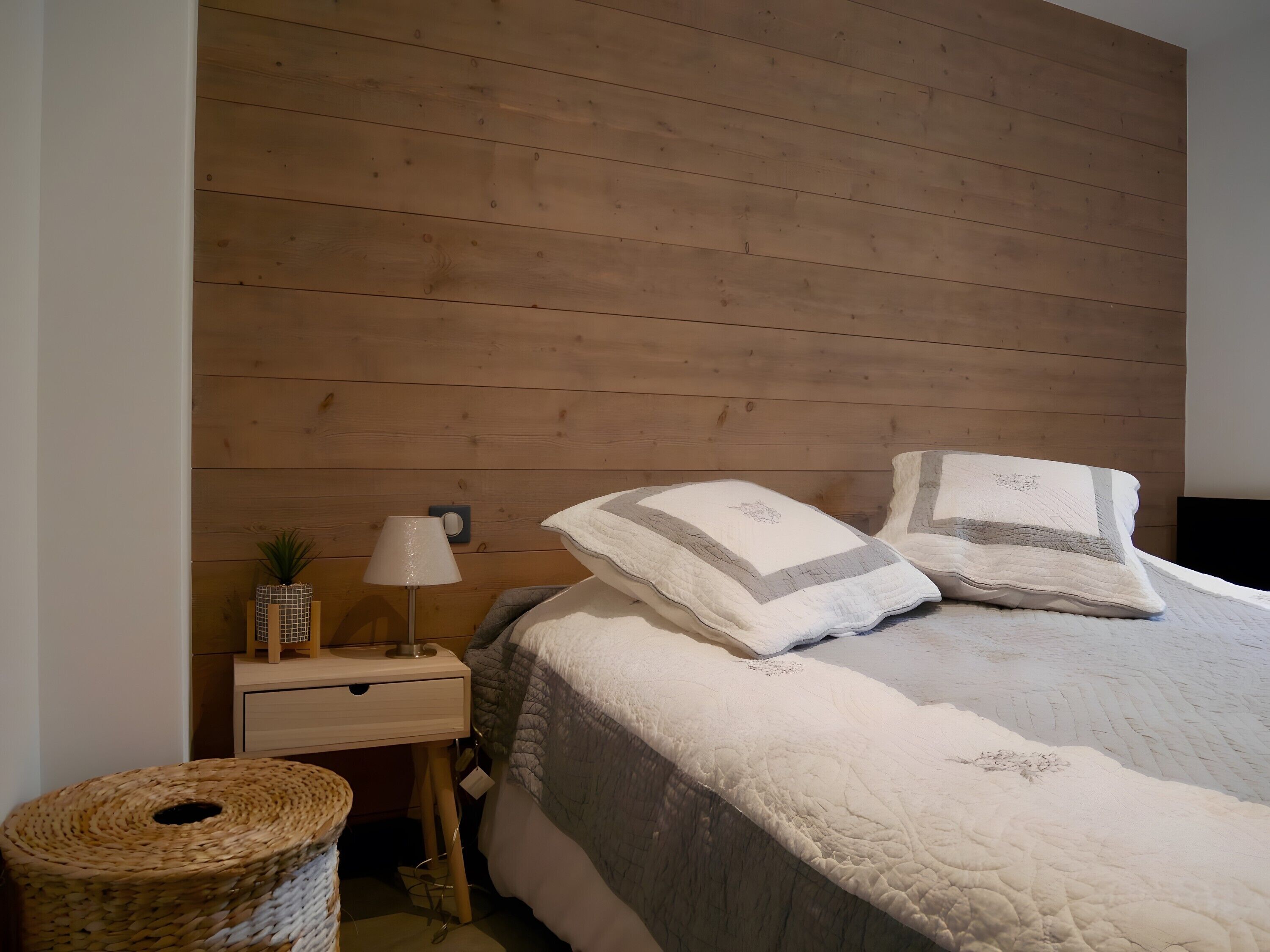 5 chambres, fer et planche à repasser, Wi-Fi, draps fournis