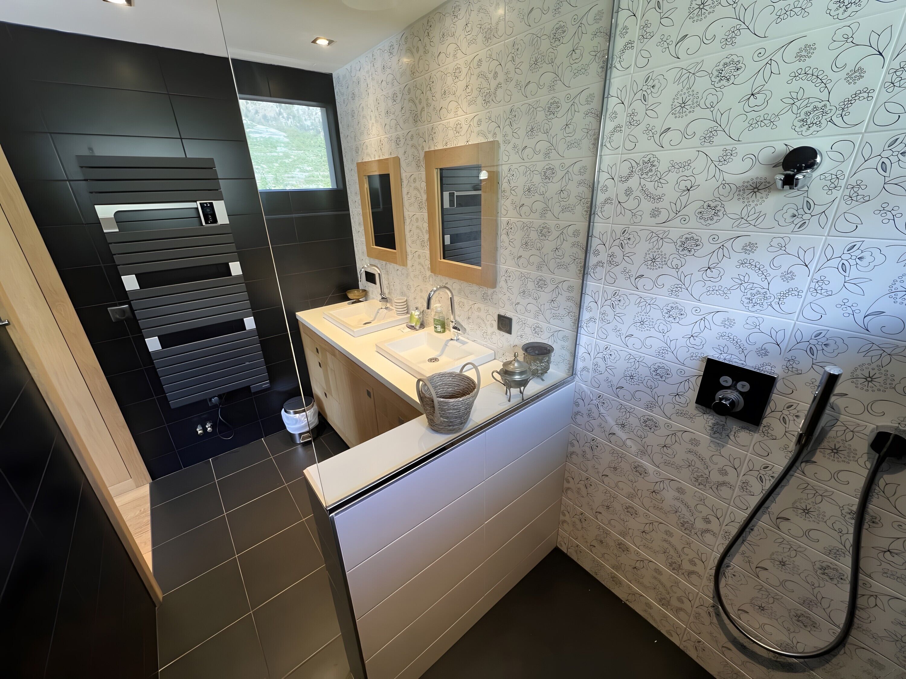 Dusj, hårføner og håndklær