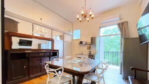 Une cuisine moderne avec une table à manger, des chaises et un lustre.