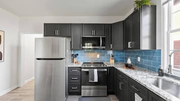 Refrigerador, microondas, horno y parrilla de estufa