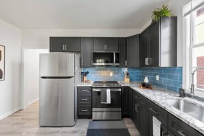 冷蔵庫、電子レンジ、オーブン、コンロ