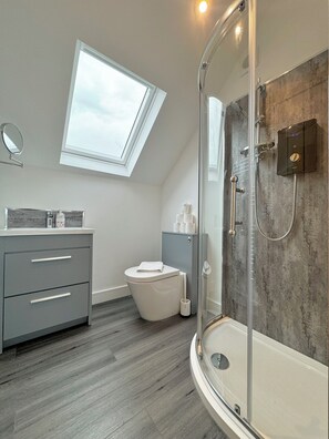 Shower, hair dryer, towels, soap - Eagle Cottage, 3 - Bed - Long Term Rental Available (Ulverston)