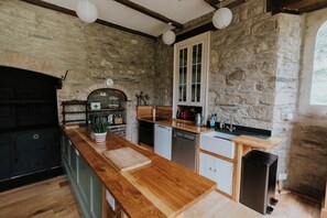 Private kitchen - Unique Countryside Retreat in Rural West Wales (Hebron)