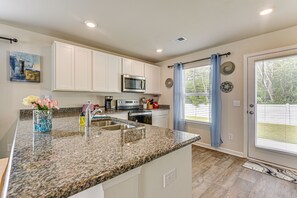 Fridge, microwave, oven, stovetop - Ocean Breeze Escape! (Ocean Isle Beach)