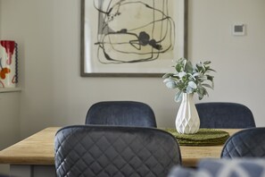 Dining - A charming blend of modern comfort and rustic charm, Wisteria is a stylish retreat—perfect for coupl (Cirencester)