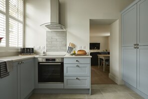 Microwave, dishwasher, coffee/tea maker, toaster - A charming blend of modern comfort and rustic charm, Wisteria is a stylish retreat—perfect for coupl (Cirencester)