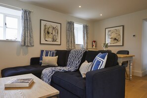 TV - A charming blend of modern comfort and rustic charm, Wisteria is a stylish retreat—perfect for coupl (Cirencester)