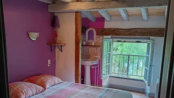 2 makuuhuonetta, silitysrauta/-lauta, Wi-Fi, vuodevaatteet