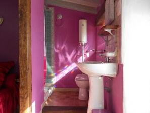 Shower, hair dryer, towels - Holiday Home “Gîte La Giscardie” (Salles)