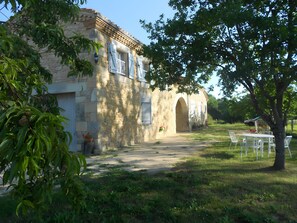 Outdoor dining - Holiday Home “Gîte La Giscardie” (Salles)