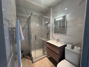 Classic Double Room | Bathroom | Slippers - Résidence Hôtel Windsor (Cannes)