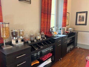 Tägliches inbegriffenes kontinentales Frühstück