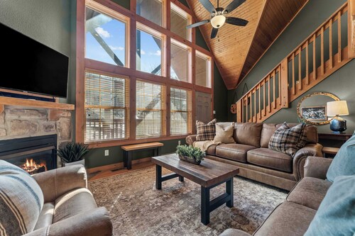 Cabin w/ 4 Master Suites! Close to Silver Dollar City!