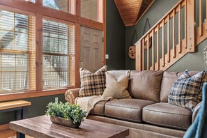 Een televisie, een open haard en een kantoor