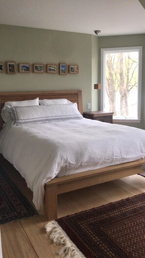 4 bedrooms, desk, WiFi, bed sheets