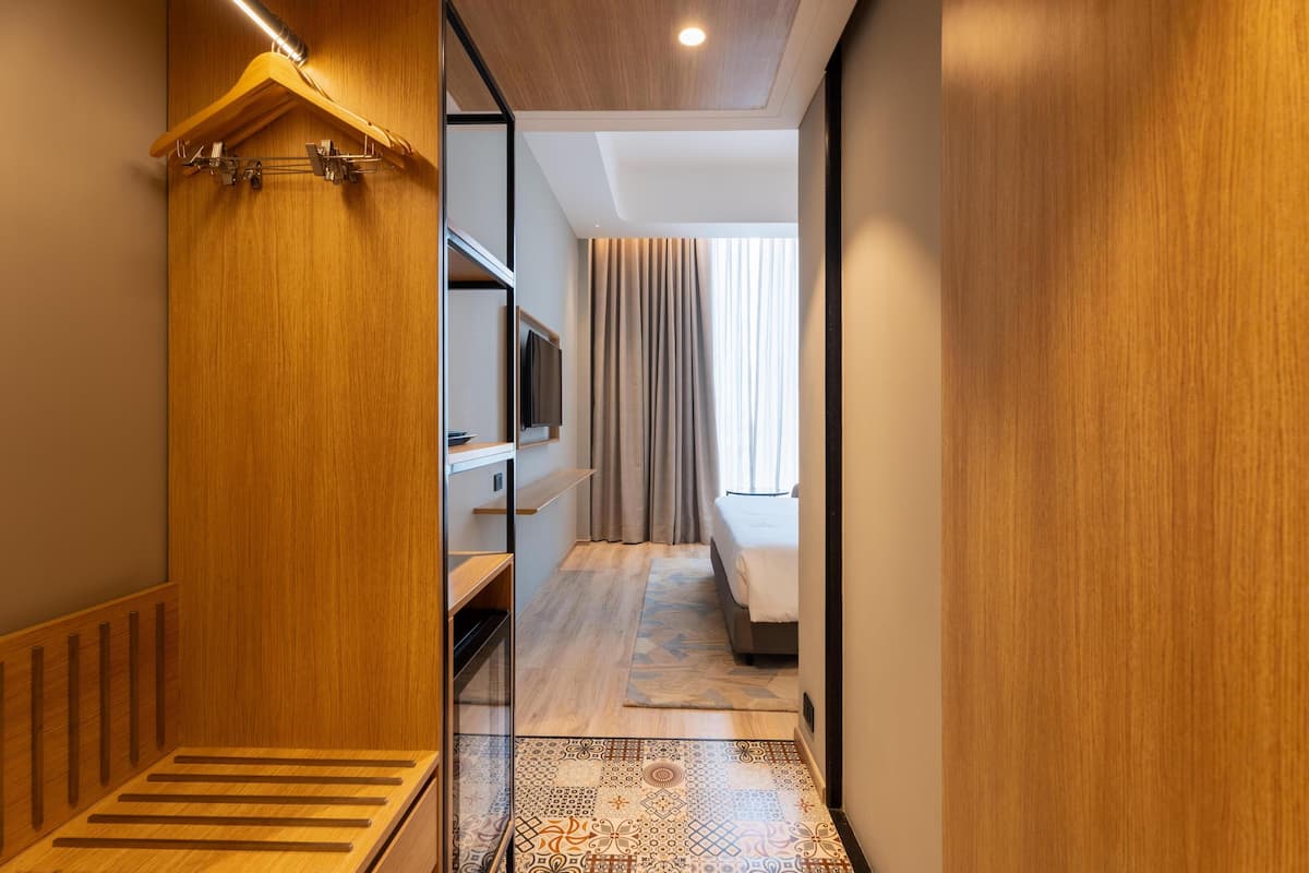 高級寝具、羽毛の掛け布団、セレクト コンフォート製ベッド、ミニバー