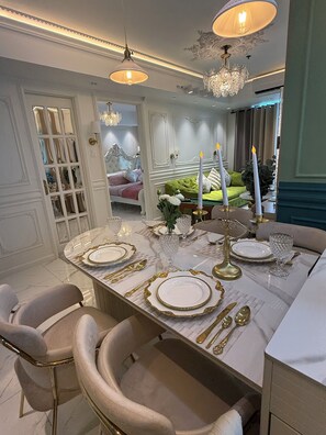 Dining - Azure Resort 2BR Deluxe Beach & Pool View with Bathtub • 8 Pax • Smart AI Toilet (Parañaque)