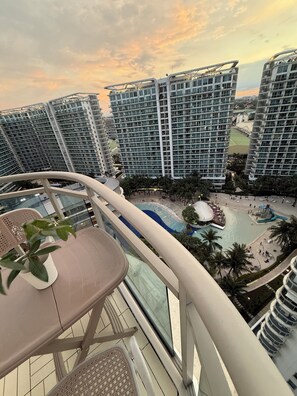 Pool - Azure Resort 2BR Deluxe Beach & Pool View with Bathtub • 8 Pax • Smart AI Toilet (Parañaque)