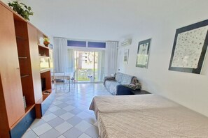 TV - Silvia studio apartment with shared pool (Marina di Bibbona)