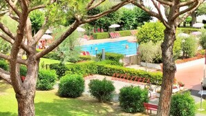 A heated pool - Staying in the Marina di Bibbona Apartments combines the convenience of feeling at home with the comfort of a holiday in a green setting, just steps from the sea and all the main amenities. With its pleasant atmosphere, <b>Marina di Bibbona</b> combines  (Marina di Bibbona)