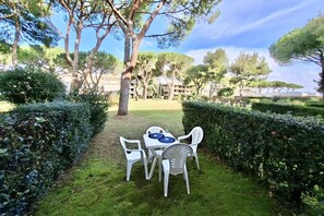 Outdoor dining - Silvia studio apartment with shared pool (Marina di Bibbona)
