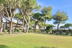 Property grounds - Silvia studio apartment with shared pool (Marina di Bibbona)