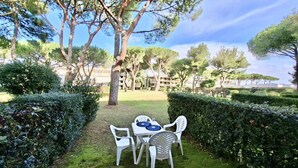 Outdoor dining - Staying in the Marina di Bibbona Apartments combines the convenience of feeling at home with the comfort of a holiday in a green setting, just steps from the sea and all the main amenities. With its pleasant atmosphere, <b>Marina di Bibbona</b> combines  (Marina di Bibbona)