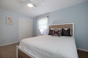 3 bedrooms, iron/ironing board, WiFi, bed sheets - Beautiful East Side Ranch (Wichita)