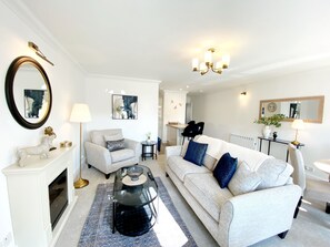 Living area - The Degas Sea View Suite (Torquay)