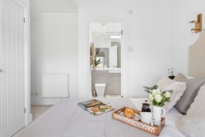 2 bedrooms, individually decorated, individually furnished, free WiFi - The Renoir Sea View Suite (Torquay)