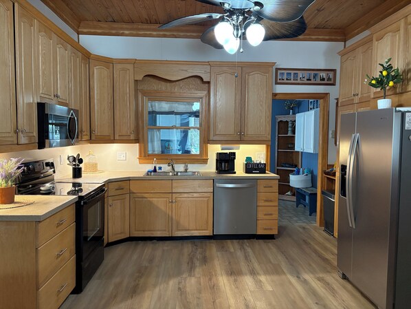 Fridge, microwave, oven, stovetop - NEWLY RENOVATED 2026. Pet-friendly. Walking distance to waterway. Close to shops (Sunset Beach)